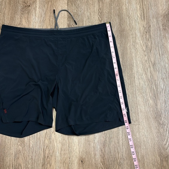 RHONE Men’s  shorts. Size L. - Picture 9 of 10